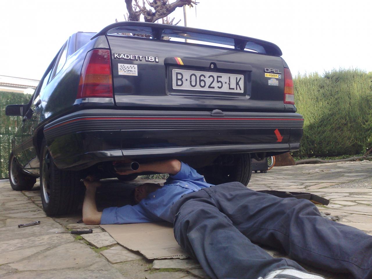 (33)  Haciendo apaos pa colocar el silenciador