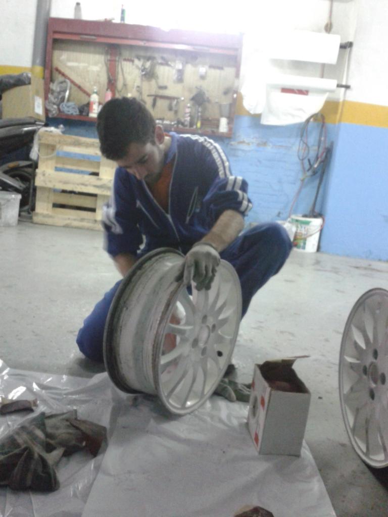 (54) PREPARANDO LLANTAS PARA PINTARLAS
